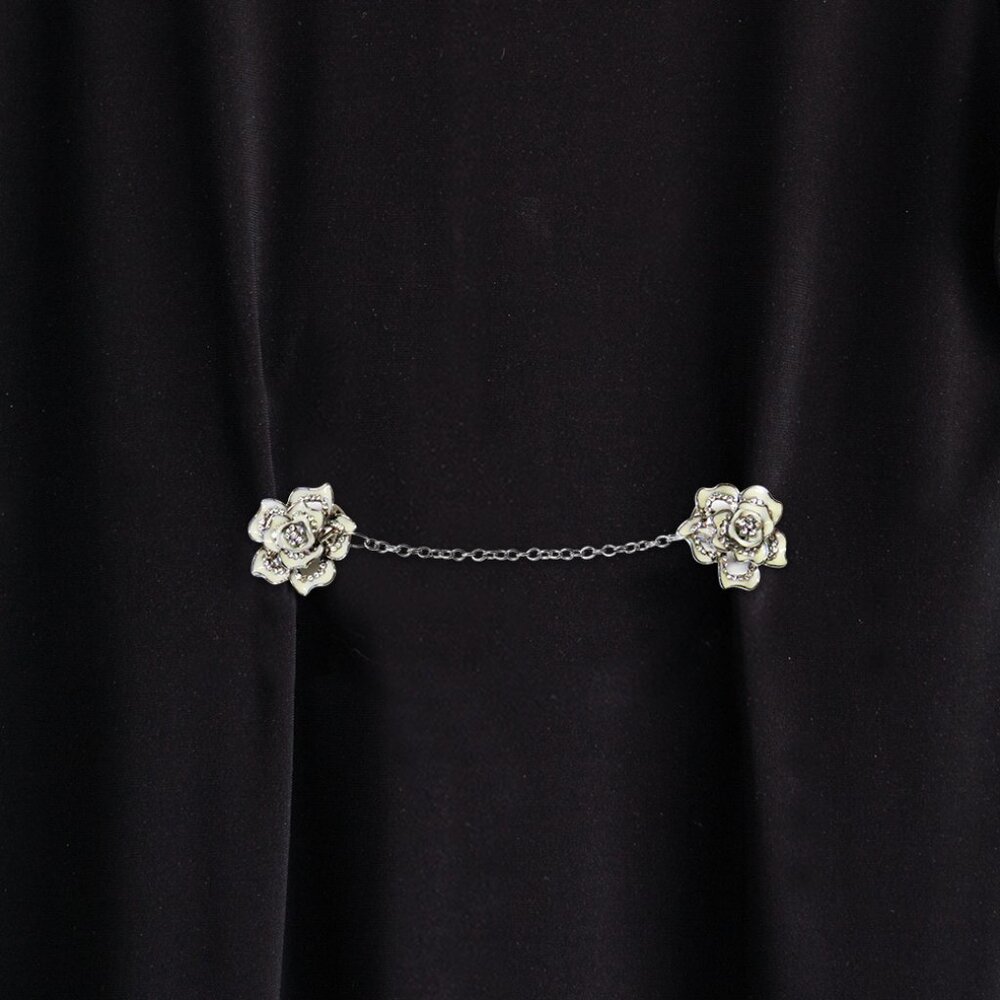 Dainty Flower Sweater Clip | Vintage-Inspired Floral Cardigan Guard - Picture 9 of 10